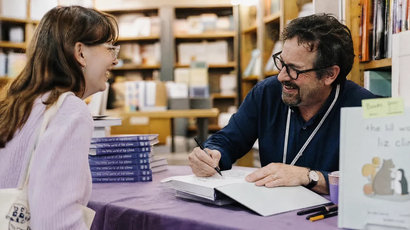 Séance de dédicace en librairie